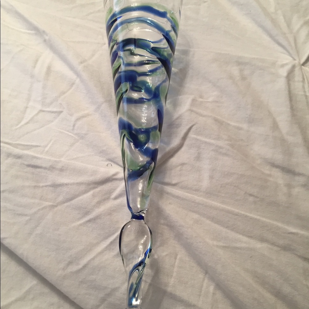 A beautiful set of 6 champagne or wine glasses.
